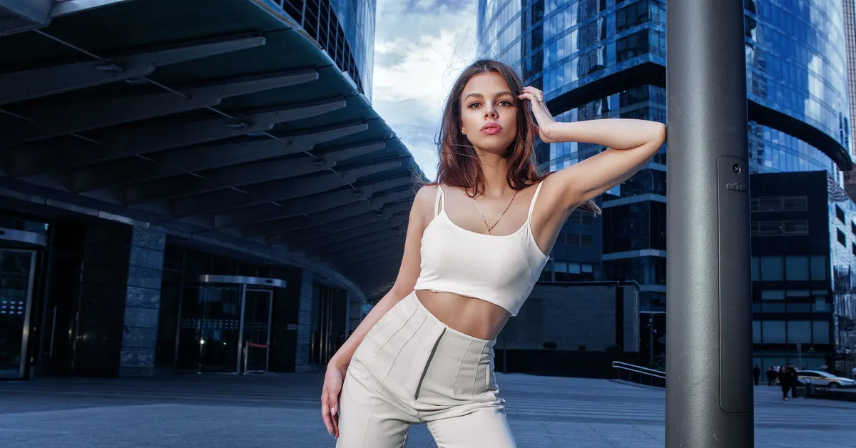 Эскорт модель на фоне Москвы