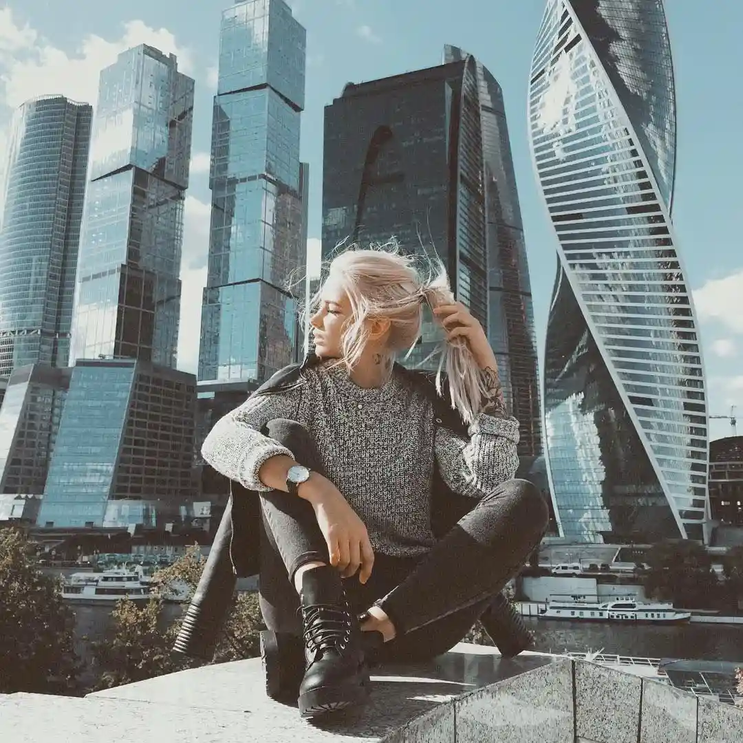 Эскорт девушка на фоне Москвы